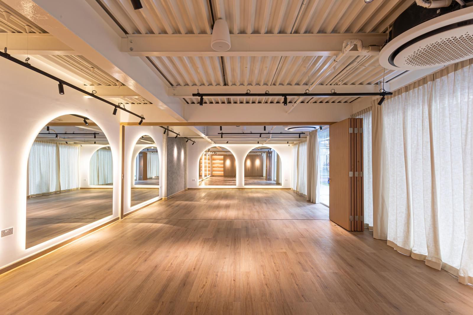 L'espace Red Studio baigné de lumière chaude, prêt pour votre privatisation